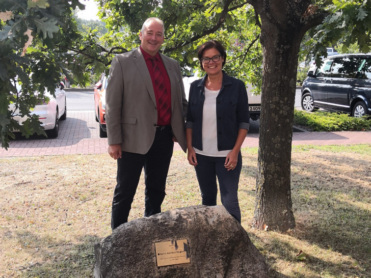 Frank Oesterhelweg und Bertina Murkovic unter der für den ehemaligen Betriebsratsvorsitzenden, Gerhard Mogwitz, im Amt von 1973 bis 1992, gepflanzten Eiche. Foto:
Frank Oesterhelweg