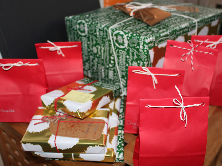 Was mit ungeliebten Weihnachtsgeschenken machen? Die Verbraucherzentrale gibt Tipps zum Umtausch. Symbolfoto: Jan Borner