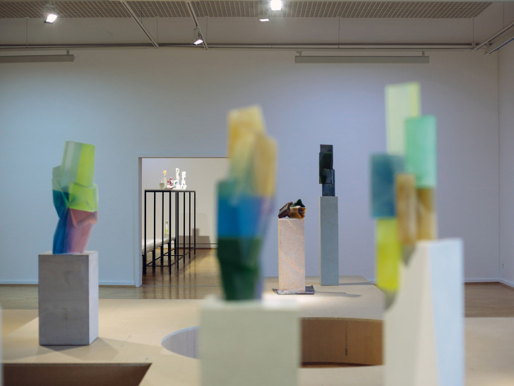Kai Schiemenz "Große und Kleine - Pistazie/Malve/Koralle" Ausstellungsansicht Städtische Galerie Wolfsburg mit den Glasskulpturen "Big Four Colours II" 2015, "Four Colours" 2014, "Wings of Colour" 2013 (von links, alle aus Privatsammlungen) © Kai Schiemenz, Courtesy Galerie EIGEN+Art Berlin/Leipzig, Foto: Janina Snatzke