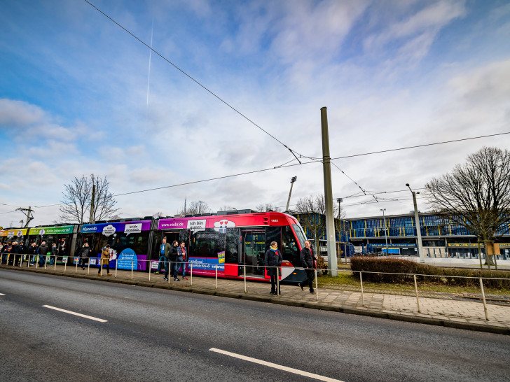 Die Motiv-Straßenbahn #QueerInBs. Foto: MoNo-Photography.de