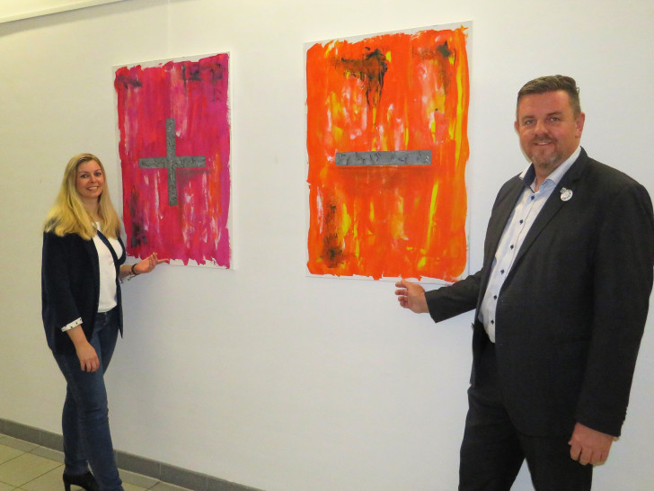 Melanie Dvorak und Bürgermeister Andreas Busch bei der Eröffnung der Ausstellung. Foto: Gemeinde Lehre
