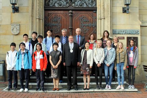 Der Bürgermeister begrüßt die acht chinesischen Gastschüler vor dem Rathaus. Foto: Stadt Helmstedt