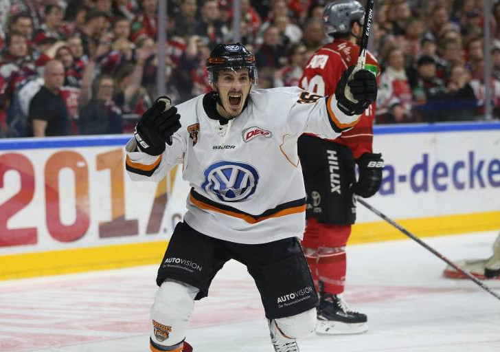 Tyson Mulock schießt die Grizzlys in das Playoff-Halbfinale. Foto: Imago/Nordfoto