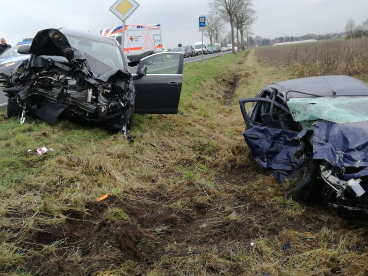 Ein Opel und ein Renault kollidierten bei Meine. Foto: Polizei