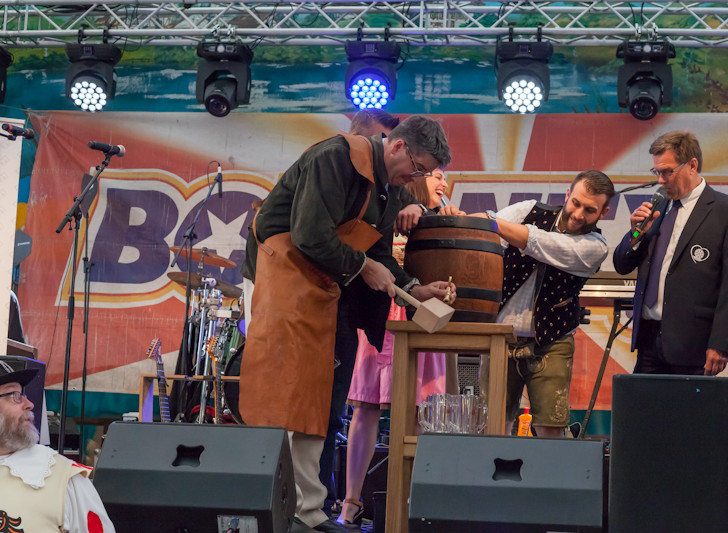 Mit dem traditionellen Bierfassanstich im Bayern-Festzelt eröffnete Oberbürgermeister Dr. Oliver Junk am Freitagabend das Volks-und Schützenfest in Goslar. Fotos: Anke Donner 