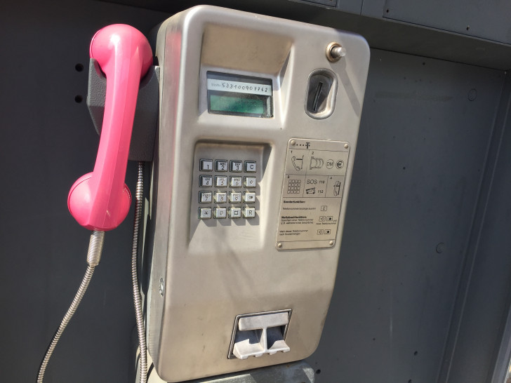 Telefonzellen und öffentliche Fernsprechgeräte werden immer seltener. Fotos: Anke Donner