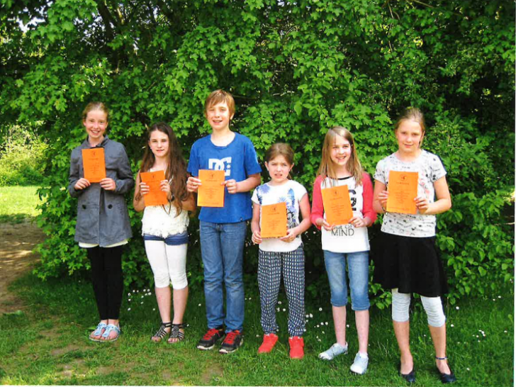 Die stolzen Sieger präsentierten ihre Urkunden. Foto: Grundschule Dettum