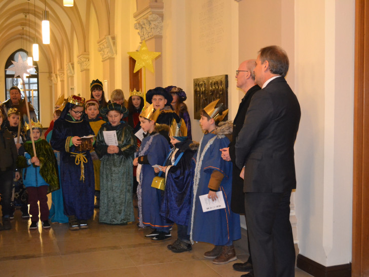 Die Sternsänger besuchten Oberbürgermeister Ulrich Markurth im Braunschweiger Rathaus.

Foto: Katholische Kirche Braunschweig