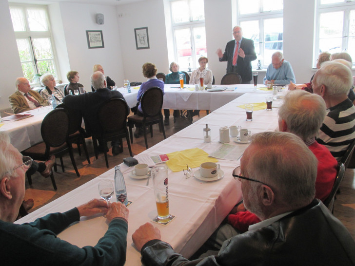Diskussionsrunde CDU-Senioren: Jochen Konrad Fromme (stehend) bei der Diskussion mit  Gesprächsleiterin  Ursula Hertzer (links daneben ) und den weiten Teilnehmern. Foto: Privat
