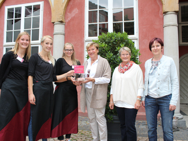 Lena Hurling, Isabelle Fuhrig und Henrike Almstedt vom Serviceteam, Dagmar Ammon und Heidemarie Wypich vom Hospizverein Wolfenbüttel sowie Theaterleiterin Alexandra Hupp. Foto: Privat