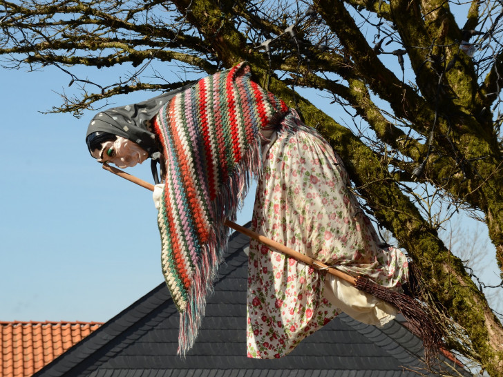 Eine Traditionelle Hexenpuppe am Baum. Symbolfoto: pixabay