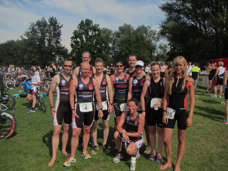 500 Meter Schwimmen,  25 Kilometer Fahrradfahren und 5 Kilometer laufen hieß es für das Triathlon-Team des Lindener SV. Von links. Fabian Wolf-Feßler, Holger Trossen, Christoph Gaumert, Dr. Ralf Lorenz, Ina Meier, Martin Piatkowski, Kathrin Zater, Simone Schöwe, Lisa Zater und Nadine Berger Foto: Privat