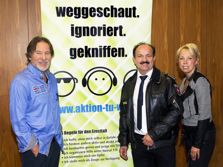 Götz George, Günter Koschig (Projektleiter) und Heike Göttert (Aktionsfotografin) vor dem Aktionsbanner der Goslarer Zivilcouragekampagne. Foto: Polizei Goslar