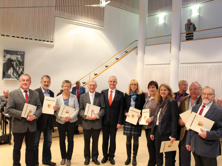 Die Empfänger der Ehrenmedaille (von links): Carlos Mateo, Gerhard Niessner, Christiane Raczek, Wolfgang Kullig, Thomas Brych, Monique Wilfling, Almut Broihan, Petra Emmerich-Kopatsch, Jürgen Ebert, Bernd Klingebiel, Henri Hoffmeister. Foto: Nino Milizia