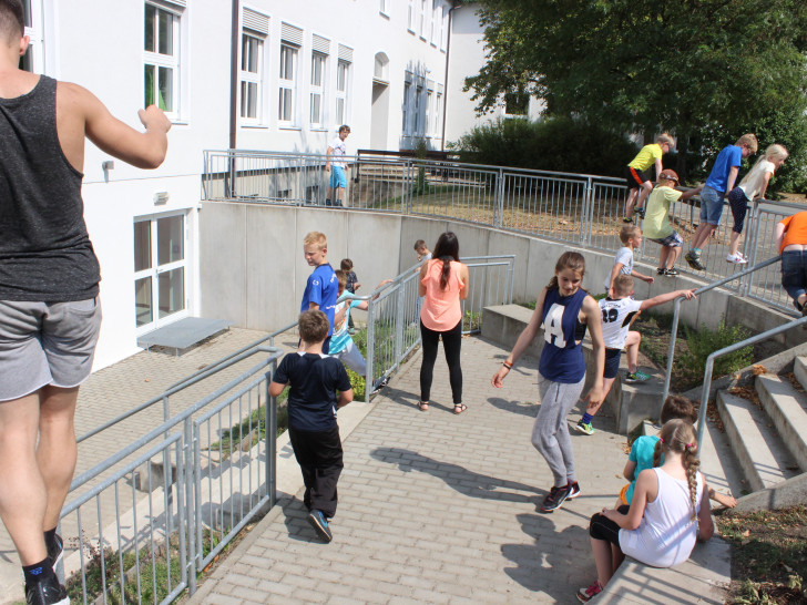 Nicht über Stock und Stein, aber über Bänke, Poller und Geländer ging es heute für 24 Ferienkinder beim "Parcours-Schnupperkurs". Foto: Anke Donner 