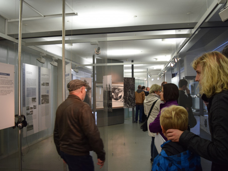 Besucher in der Dauerausstellung der Gedenkstätte Deutsche Teilung Marienborn Foto: Gedenkstätte Deutsche Teilung Marienborn