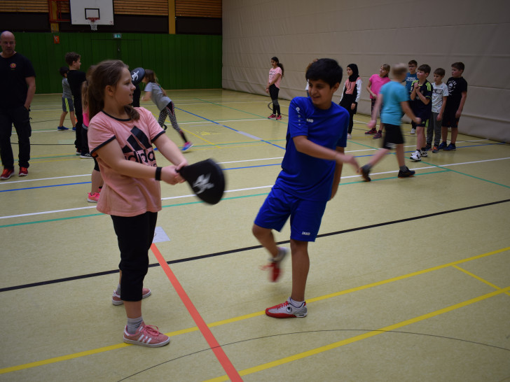 Vechelder Realschüler beim Sicherheitstraining
Marie trainiert mit ihrem Mitschüler Ghoudi (beide Kl.5b)
Die Klasse 5b mit Trainer Stefan Cavelmann
Foto: Realschule Vechelde