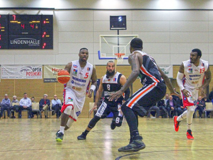 Dürfen für die nächste Saison in der Pro B planen: Demetrius Ward und die Herzöge. Foto: Maschauer