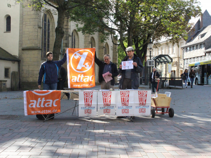 Mit einem Stand bietet die attac - Gruppe Goslar an zwei Tagen Informationen über die geplanten Freihandelsabkommen TTIP und CETA an. Foto: Martina Hesse 