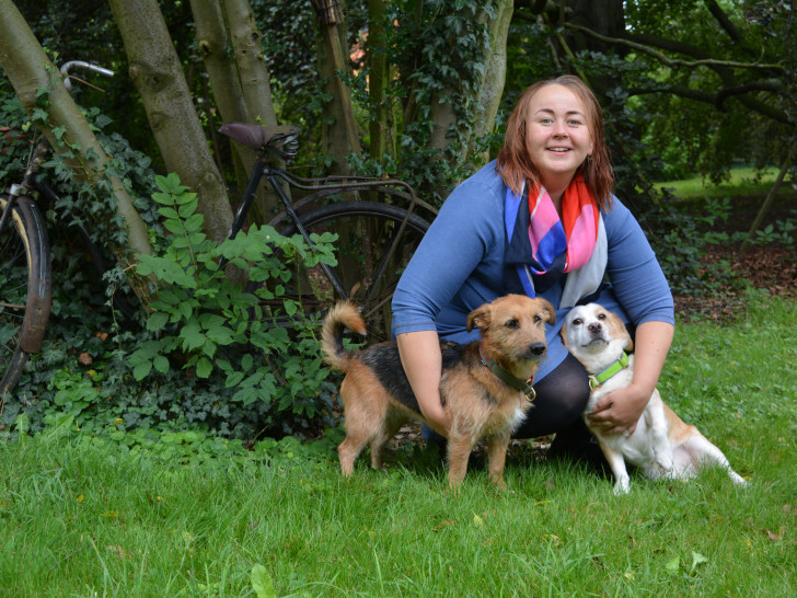Die "Neue" im Pfarrhaus. Pastorin Katrin Deutsch genießt den großen Pfarrgarten mit ihren Hunden. Foto: Privat