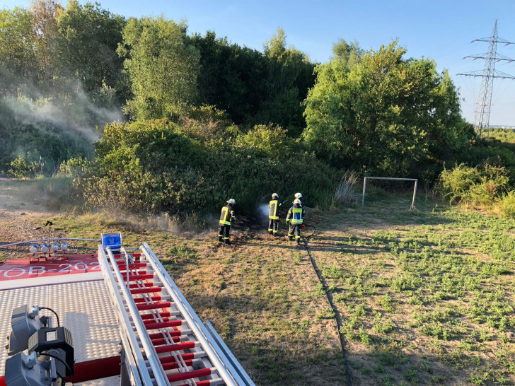 Am Aktivspielplatz in Fallersleben kam es zu einem Flächenbrand- Fotos: Feuerwehr Fallersleben