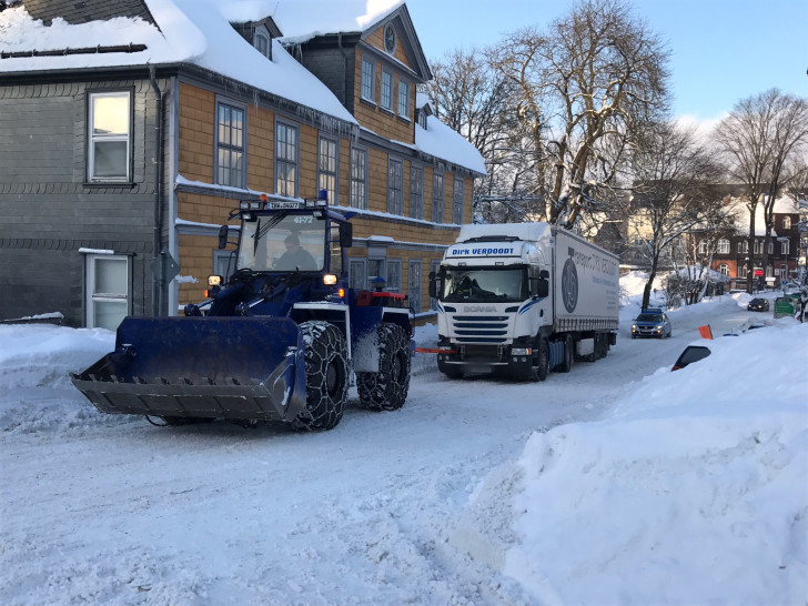 Liegengebliebener Lkw auf der Osteröder Straße. Foto: Polizei