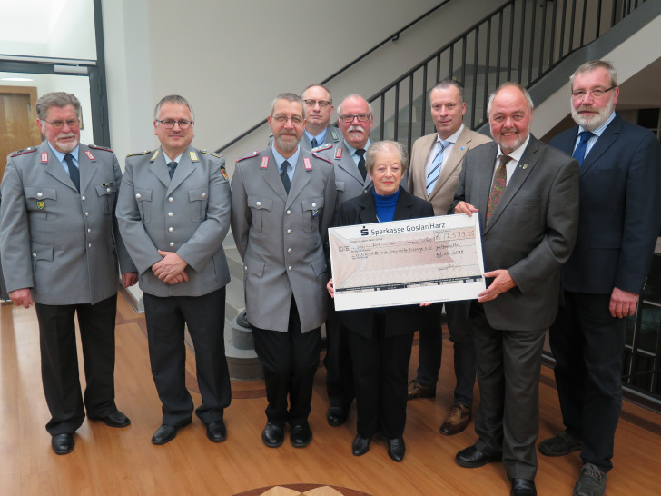 Spendenübergabe der Reservisten (v.l.n.r.): Gerd Lippelt, Frank Peinemann, Jens Kind, Rolf Sievers, Harald Nielebock, Heidi Lippelt, Michael Gandt (Bezirksgeschäftsführer des Volksbundes), erster Kreisrat Martin Hortig und Karl-Heinz Müller. Foto: Landkreis Wolfenbüttel