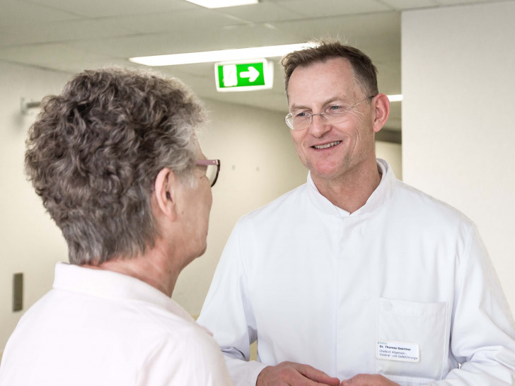 Dr. Thomas Gaertner, Chefarzt der Klinik für Allgemein-, Viszeral- und Gefäßchirurgie lädt alle Interessierten ein: „Wir unterstützen, stehen bei allen Fragen begleitend zur Seite“. Foto: Helios Klinikum Salzgitter GmbH