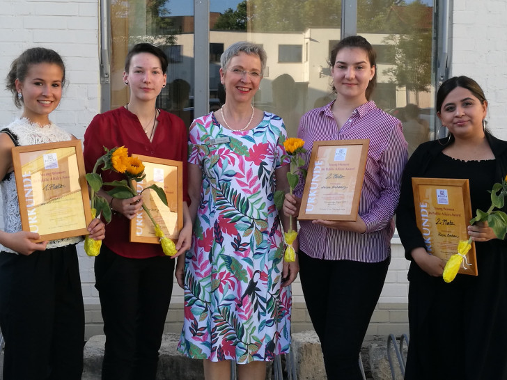 Die Preisträgerinnen mit Präsidentin Michaela Picke. Fotos: Zonta Club Braunschweig, Marion Lenz