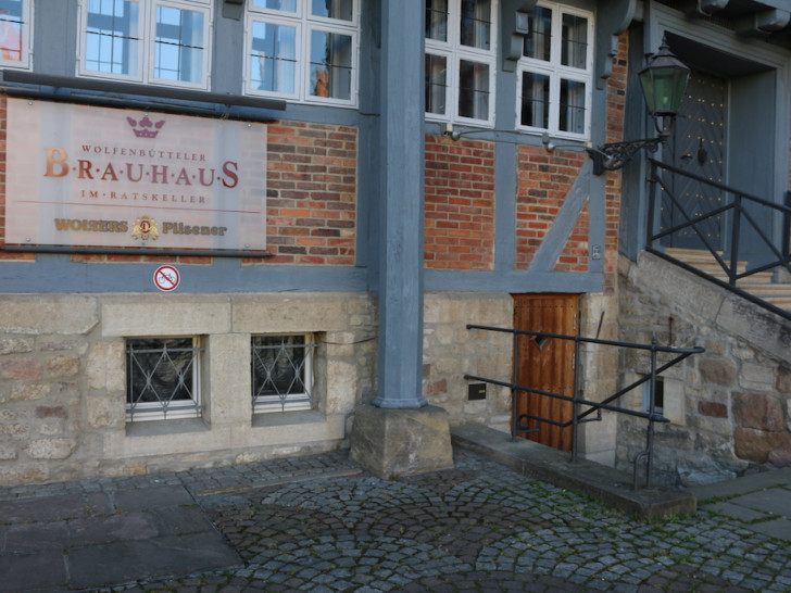 An der Rathaus-Fassade werben noch immer Schilder für das 2016 geschlossene Brauhaus im Ratskeller. Foto: Werner Heise
