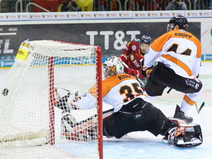 Sieben Mal musste sich Jerry Kuhn im Kasten der Grizzlys umdrehen. Foto: Roland Schicho/Täger