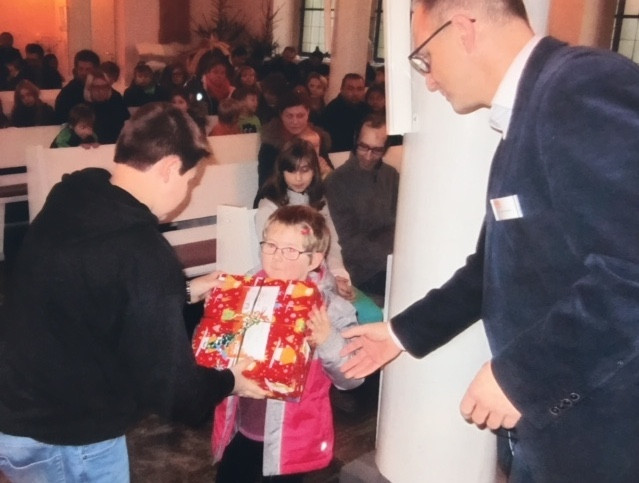 Am vergangenen Freitag war für einige Kinder schon Bescherung. Die Aktion Schneeflocke" brachte Geschenke im Wert von rund 2.500 Euro und wurden von Norbert Schecke überreicht. Foto: Schecke 