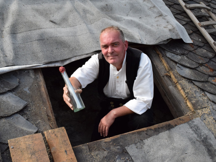 Peter Brandt zeigt noch einmal die Goslarer Flaschenpost, bevor er sie wieder unter dem Dach deponiert. Fotos (Stadt Goslar)