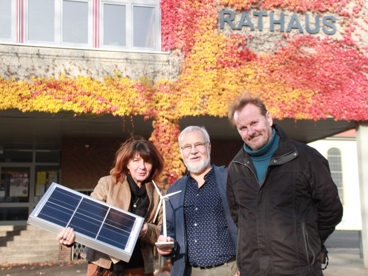 Angelika Uminski-Schmidt, Hilmar Nagel und Bernhard
Foitzik fordern die Stiftungsgelder für Energieeinsparmaßnamen und zur
Nutzung erneuerbarer Energien einzusetzen. Foto: Privat