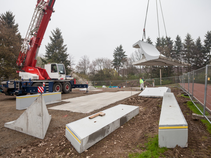 Der Autokran platziert am Donnerstag die sogenannte "Quarterpipe" (engl. Viertelröhre) auf einem Betonsockel.  Fotos: Alec Pein