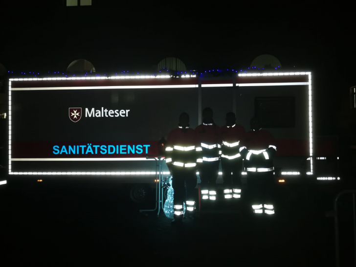 Die mobile Sani-Station (und ihre Sanitäter) sind auch im Dunkeln gut zu finden. Foto: Malteser Hilfsdienst e. V.