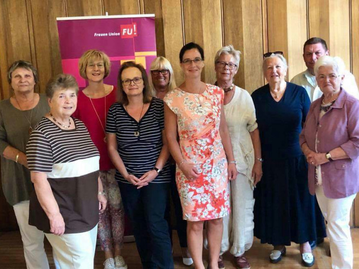 Der Vorstand mit den Gästen auf der Mitgliederversammlung. Foto: Frauen Union Stadtverband Helmstedt