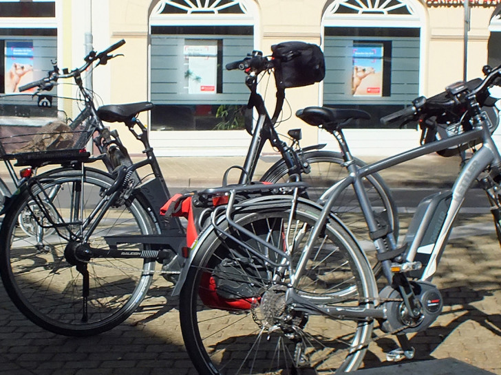 Auf dem Lindenplatz abgestellte Fahrräder mit Elektromotor. Foto: Kreisverkehrswacht Helmstedt
