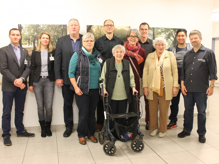 Christoph Duchnik (Projektmanagement Pflege), Stefanie Rutsch (Pflegedienstleitung), Ulrich Zerreßen (Geschäftsführer), Ursula Stadler (Leitung Begleitender Dienst), Winfried Kempf (Grafiker), Fr. Schwarz (Heimbeirat), Susanne Hauswaldt (Bürgerstiftung Braunschweig), Michael Platz (Fotograf), Eva Carsch (Heimbeirat), Mitarbeitervertreter der Firma Siemens, Markus Bernhard (Photo Dose). Foto: Heinemeier