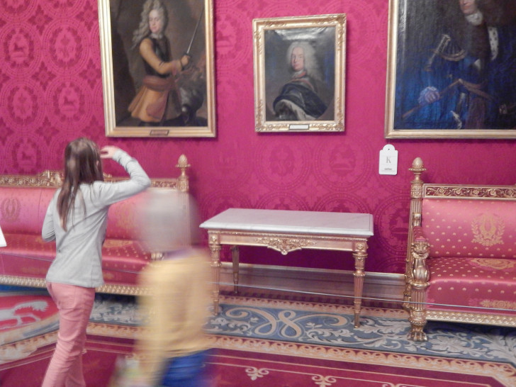 Kinder erkunden das Schlossmuseum.
Foto: Schlossmuseum
