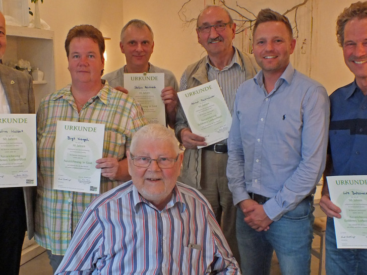 Gruppenfoto der geehrten Verkehrsteilnehmer. Julius Wulfert (Jerxheim), Birgit Krengel (Grasleben), Stefan Reinhold (Helmstedt), Helmut Packhäuser (Frellstedt), Dennis Heinze (Kreisverkehrswacht), Lutz Bretschneider (Helmstedt) und davor Achim Klaffehn (Kreisverkehrswacht). Foto: Kreisverkehrswacht Helmstedt e.V.