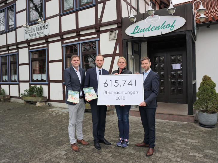 Von links: Christoph Kaufmann (Abteilungsleiter Tourismusvertrieb der WMG), WMG-Geschäftsführer Jens Hofschröer, Melanie Perricone (Vorsitzende vom Dehoga-Kreisverband Wolfsburg-Helmstedt) und WMG-Geschäftsführer Dennis Weilmann. Foto: WMG