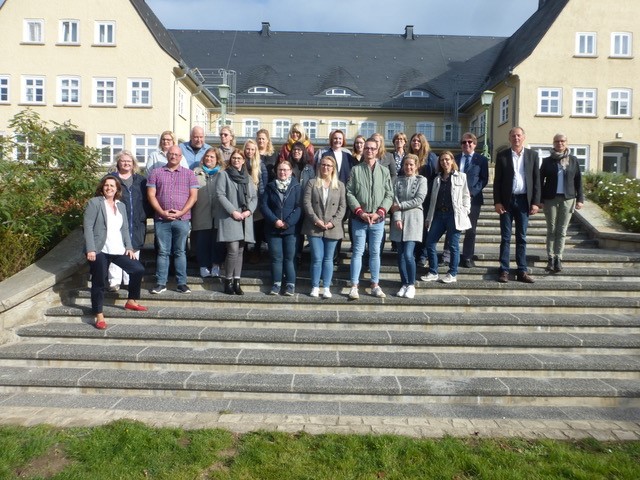 Die Teilnehmenden der Weiterbildung zusammen mit der Studiendekanin der Fakultät Soziale Arbeit, Katrine Hörsting, dem Leiter der Weiterbildung Prof. Dr. Ludger Kolhoff (Fakultät Soziale Arbeit), Sozialdezernent der Stadt Salzgitter Dr. Dirk Härdrich und Heike Busse der Stadt Wolfsburg, Geschäftsbereich Soziales und Gesundheit. Foto: Ostfalia