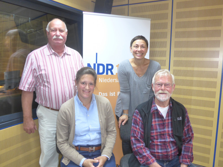 Felicitas Glitz und Hans-Werner Roloff, hinten Theodor Biegel und Martina Gilica bei der Plattenkiste. Foto: NDR