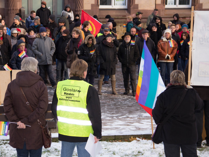 Goslarer Bündnis gegen Rechtsextremismus am Sonntag vor dem ehemaligen Standesamt in der Rosentorstraße. Foto: Alec Pein