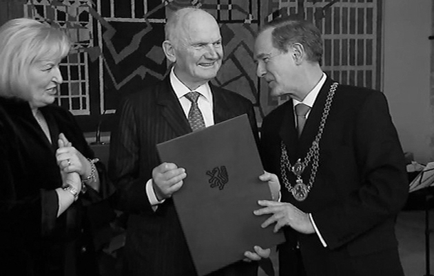 Der verstorbene Ehrenbürger (Mitte) bei der Verleihung der Ehrenbürgerwürde durch Bürgermeister Dr. Gert Hoffmann (rechts).