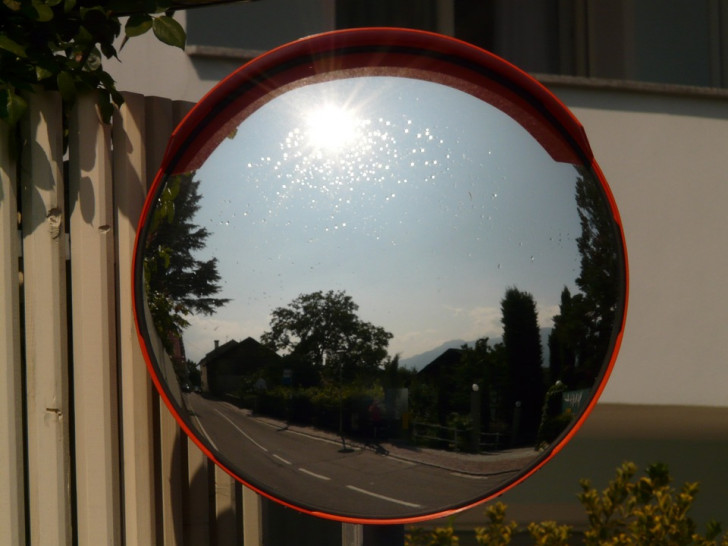 Sogenannte Trixie-Spiegel sollen an schwer einsehbaren Stellen Unfälle vermeiden. Symbolbild: Pixabay