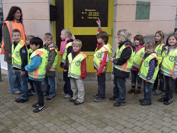 Schüler der Grundschule St. Ludgerus bei der Verkehrserziehung im Schulumfeld. Foto: Kreisverkehrswacht