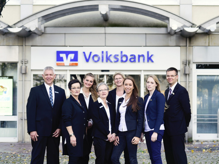 Rainer Falkenhagen, Geschäftsstellenleiter Am Markt (links), ist mit seinem Team auch in der Mittagszeit erreichbar.
Foto: Volksbank BraWo