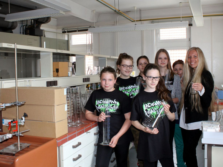 Schülerinnen und Schüler freuen sich über die Labormaterialien aus der DTA. Foto: Stadt Helmstedt